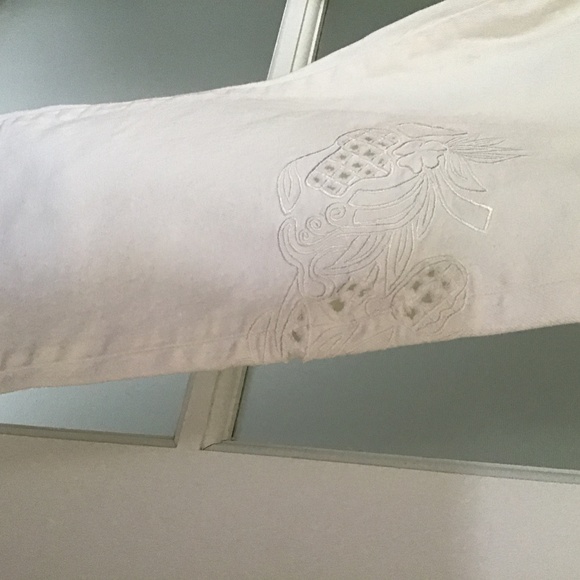 Embroidery Capri - Picture 2 of 5